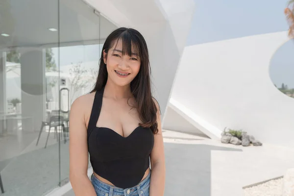 Schöne Sexy Asiatische Frau Schwarzem Kleid Posiert Für Ein Foto — Stockfoto