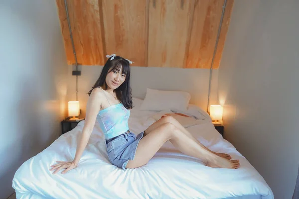 Seksi Asyalı Kadın Seksi Elbiseler Giyiyor Yatakta Oturuyor — Stok fotoğraf