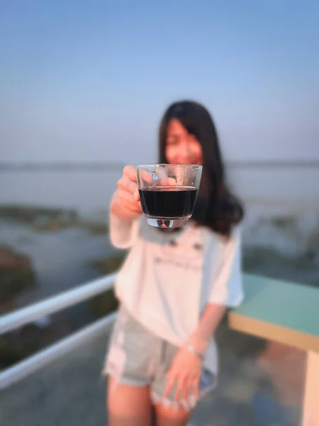 Smuk Asiatisk Kvinde Stående Drikker Kaffe Ved Floden Morgenen - Stock-foto