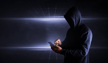 Bilgisayar korsanı akıllı telefon kullanıyor. Siyah elbiseli adamlar akıllı telefonlara bakarlar.