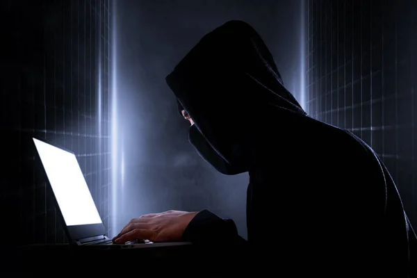 网络犯罪 黑客和技术犯罪 黑客与笔记本电脑 带剪切路径 — 图库照片