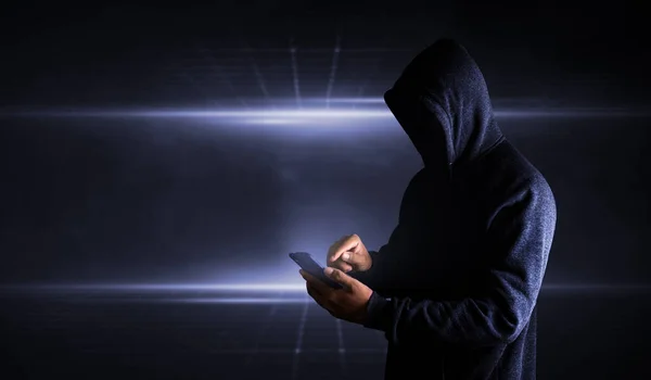 Hacker Pomocí Smartphone Muži Černém Oblečení Skrytou Tváří Dívá Smartphone — Stock fotografie