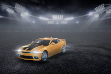 3D Rending sarı yarış arabası Yüksek hızla pistte sürükleniyor.