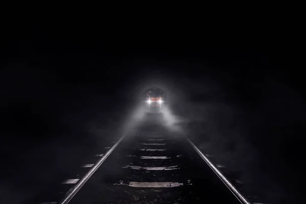 3Dレンダリング黒を背景に夜に古い列車が走ります — ストック写真
