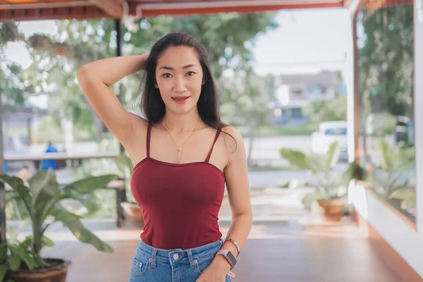 Porträt Von Asiatischen Schönen Sexy Asiatische Frau Sitzt Lächelnd Und — Stockfoto