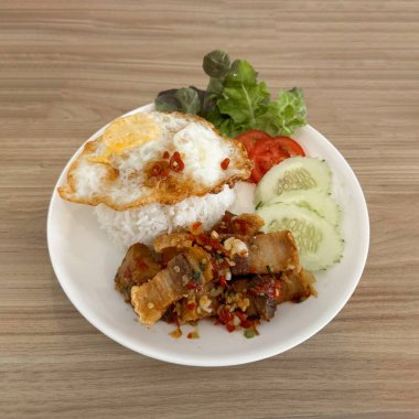 Fesleğenli ve yumurta beyazlı kızarmış domuz eti, Tayland yemeği.