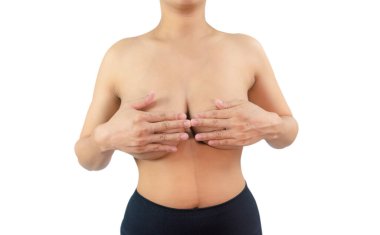 Güzel çıplak genç kadın beyaz bir arka plan üzerinde izole onun meme kapsayan yakın çekim.