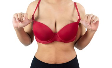 Güzel göğüslü kadın, kırmızı sutyen bikini beyaz arka planda izole edilmiş, yakın plan.