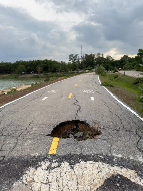 Parkta koşmak için kullanılan yol hasarlı.