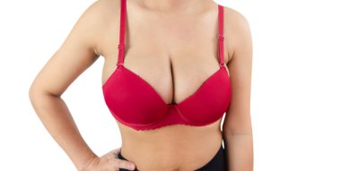 Güzel göğüslü kadın, kırmızı sutyen bikini beyaz arka planda izole edilmiş, yakın plan.