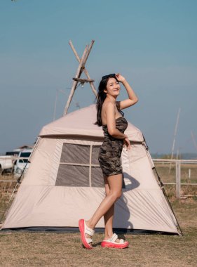 Asyalı seksi bir kadın portresi, askeri baskı elbise, kamp konsepti..