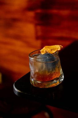 Kokteyl bardağının dikey yakın çekimi.