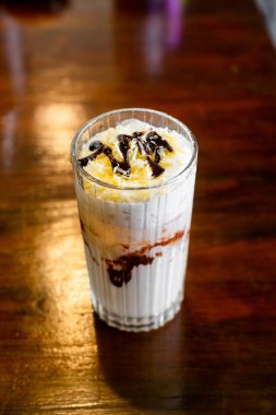 Bir kafede lezzetli bir tatlıyı yakın plan.