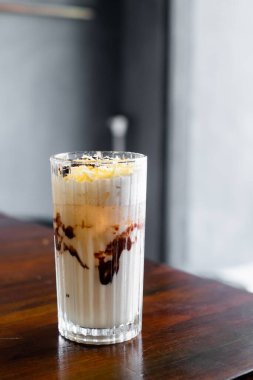 Krem şantili buzlu çikolata, çikolata soslu ve kremalı.