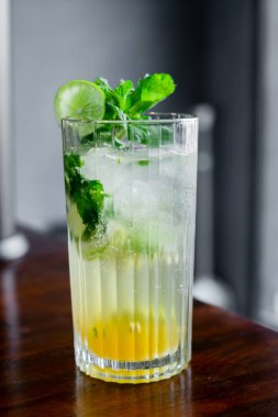 Siyah arka planda bardakta naneli kokteyl.