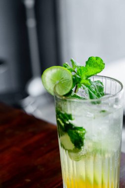 Yazın masada mojito kokteyli.