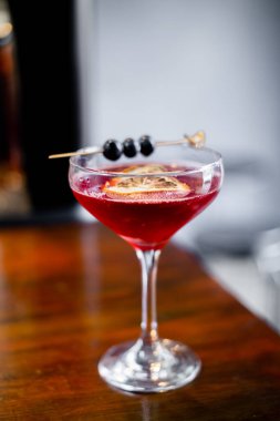 Bir kadeh kırmızı şarap.