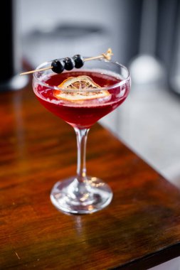 Bardaki tezgahta kokteyl.