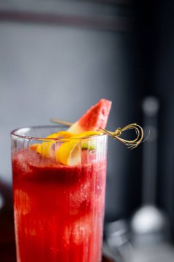 Masada taze çilekli ve limonlu kokteyl..