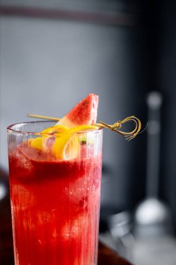 Bardakta taze meyve suyu..