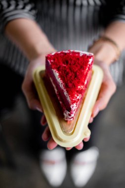 Elinde pasta tutan bir kadın.