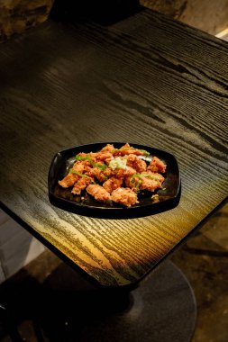 Baharatlı ve otlu taze tavuk kanatları.