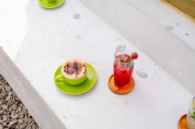 Kafedeki masada buzlu çay.