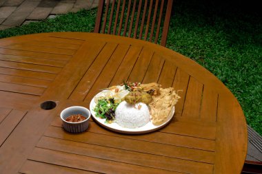 Soslu kızarmış tavuk..