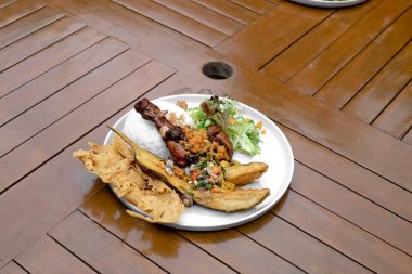 Masanın üzerinde leziz ızgara etin yüksek açılı görüntüsü.