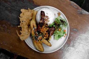 Baharatlı ve sebzeli ızgara tavuk.