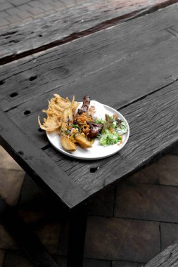 Soslu kızarmış balık ve salata.