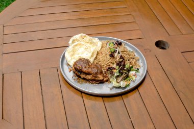 Kızarmış tavuklu pilav.