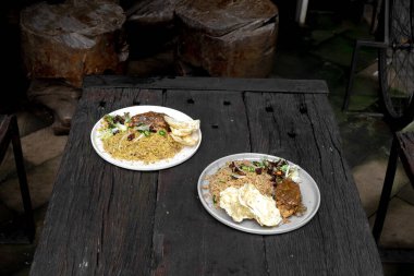 pirinç ve kızarmış tavuk ve siyah tabakta pilav.