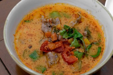 Karides ve tavuklu Tom yum çorbası.
