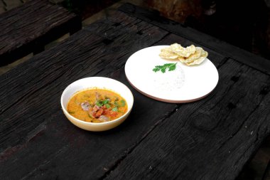 Tayland yemeği karidesli baharatlı köri.