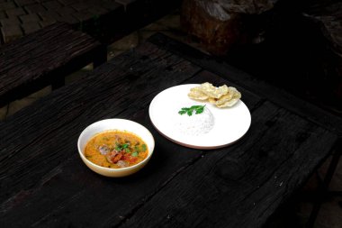 Bir restoranda çorba.