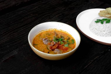 Hint usulü köri, körili köri ve hindistan cevizli pilav.