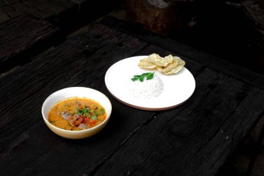 Lezzetli bir çorba tabağı, bir restoran tabağı..