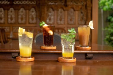 Bir bardak soğuk içecek.