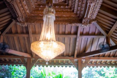 Oteldeki güzel avize.