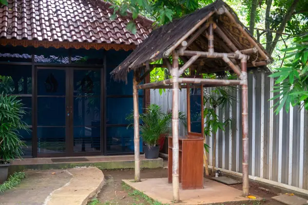 Bahçedeki ahşap ev.