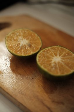 Tahta masadaki taze limonu kapat.