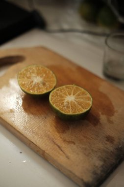 Tahtada taze yeşil kireç ve limon