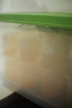 Bir cam konteynırı kapat