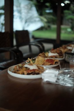 Lezzetli ve lezzetli yemekler masada.