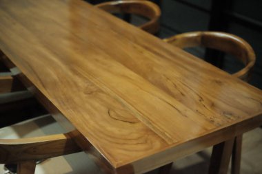 Tahta masa ve sandalye.