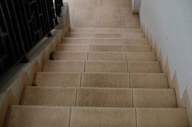 Merdivenlerden inerken