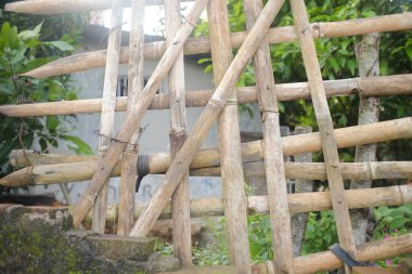 Süsleme için tahtadan yapılmış bambu ağacı.