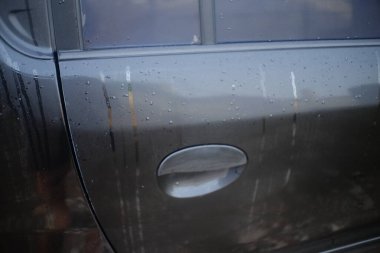 Garajdaki araba penceresi.