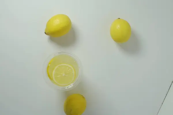 Bardakta limon ve limon